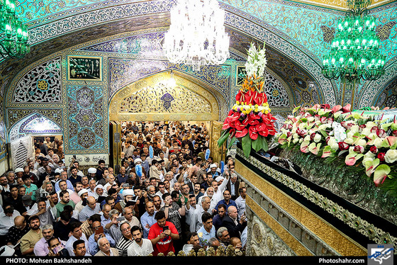 مراسم تعویض پرچم گنبد و پوشش ضریح حرم مطهر رضوی / عکس: محسن بخشنده / شهرآرا