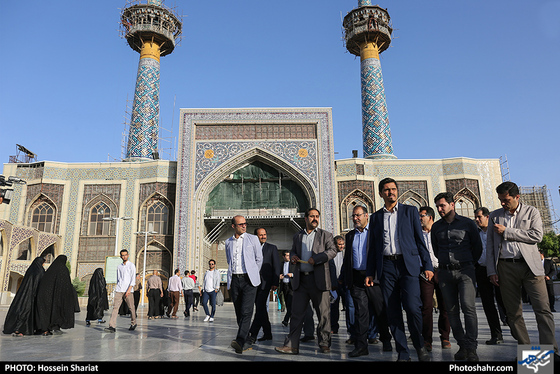 بازدید جمعی از مدیران رسانه های کشور از بافت اطراف حرم / عکس: حسین شریعت / شهرآرا