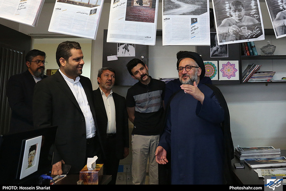 حضور حجت الاسلام محمدعلی ابطحی در روزنامه شهرآرا / عکس: حسین شریعت / شهرآرا