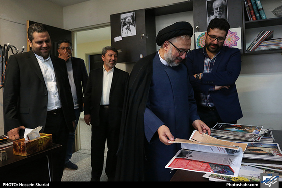 حضور حجت الاسلام محمدعلی ابطحی در روزنامه شهرآرا / عکس: حسین شریعت / شهرآرا