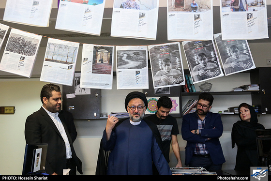 حضور حجت الاسلام محمدعلی ابطحی در روزنامه شهرآرا / عکس: حسین شریعت / شهرآرا