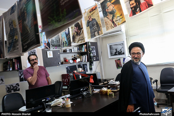 حضور حجت الاسلام محمدعلی ابطحی در روزنامه شهرآرا / عکس: حسین شریعت / شهرآرا