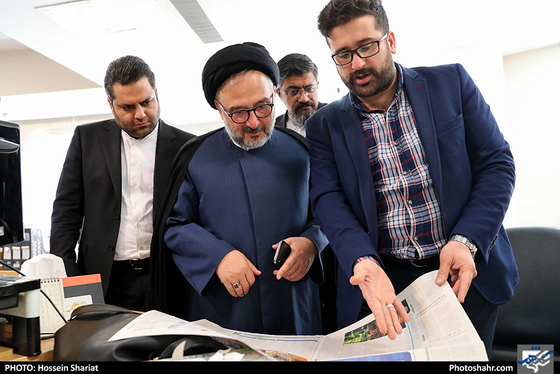 حضور حجت الاسلام محمدعلی ابطحی در روزنامه شهرآرا / عکس: حسین شریعت / شهرآرا