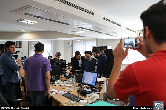 حضور حجت الاسلام محمدعلی ابطحی در روزنامه شهرآرا / عکس: حسین شریعت / شهرآرا