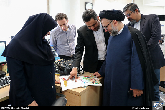 حضور حجت الاسلام محمدعلی ابطحی در روزنامه شهرآرا / عکس: حسین شریعت / شهرآرا