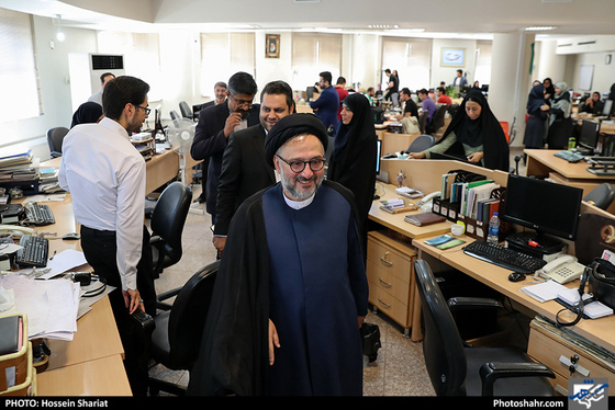 حضور حجت الاسلام محمدعلی ابطحی در روزنامه شهرآرا / عکس: حسین شریعت / شهرآرا