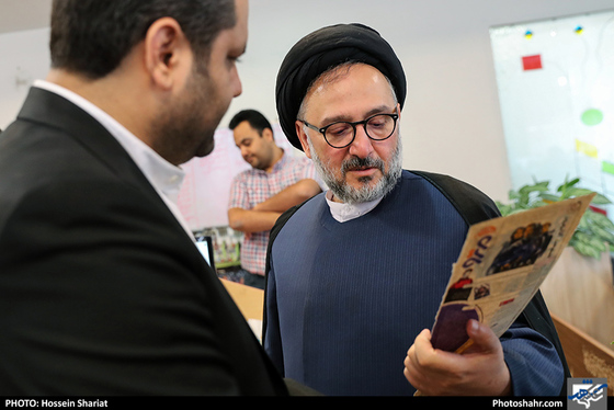 حضور حجت الاسلام محمدعلی ابطحی در روزنامه شهرآرا / عکس: حسین شریعت / شهرآرا