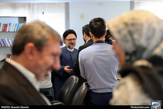 حضور حجت الاسلام محمدعلی ابطحی در روزنامه شهرآرا / عکس: حسین شریعت / شهرآرا