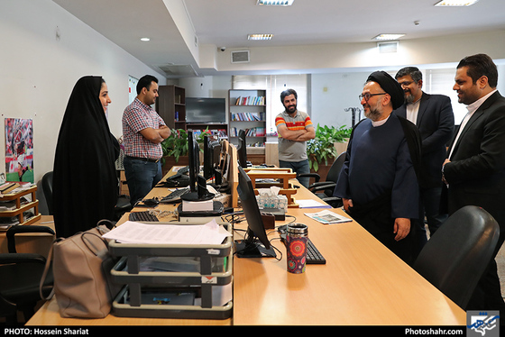 حضور حجت الاسلام محمدعلی ابطحی در روزنامه شهرآرا / عکس: حسین شریعت / شهرآرا