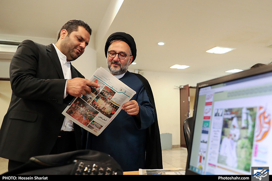 حضور حجت الاسلام محمدعلی ابطحی در روزنامه شهرآرا / عکس: حسین شریعت / شهرآرا