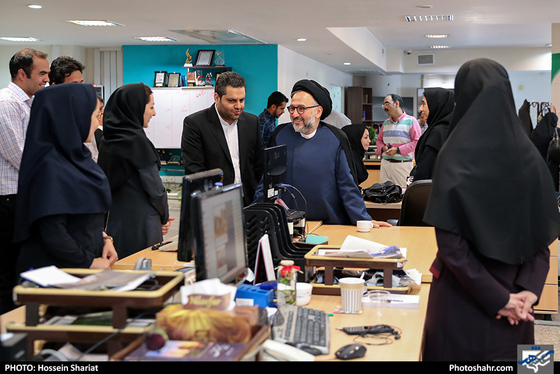 حضور حجت الاسلام محمدعلی ابطحی در روزنامه شهرآرا / عکس: حسین شریعت / شهرآرا