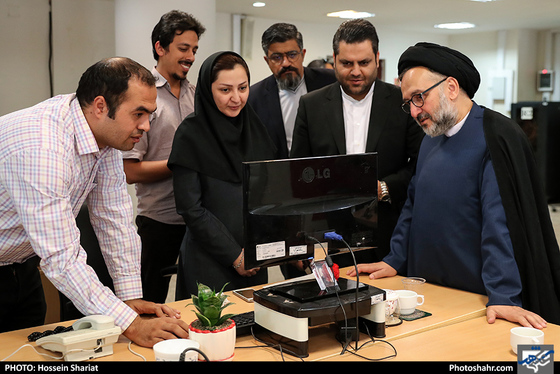 حضور حجت الاسلام محمدعلی ابطحی در روزنامه شهرآرا / عکس: حسین شریعت / شهرآرا