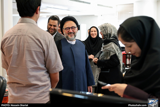 حضور حجت الاسلام محمدعلی ابطحی در روزنامه شهرآرا / عکس: حسین شریعت / شهرآرا