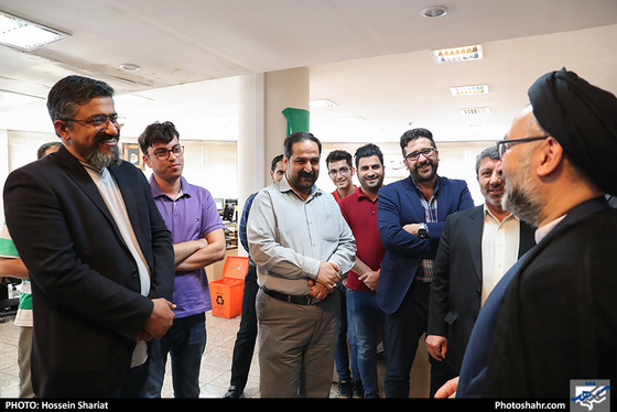 حضور حجت الاسلام محمدعلی ابطحی در روزنامه شهرآرا / عکس: حسین شریعت / شهرآرا