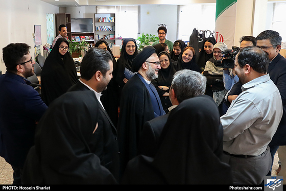 حضور حجت الاسلام محمدعلی ابطحی در روزنامه شهرآرا / عکس: حسین شریعت / شهرآرا