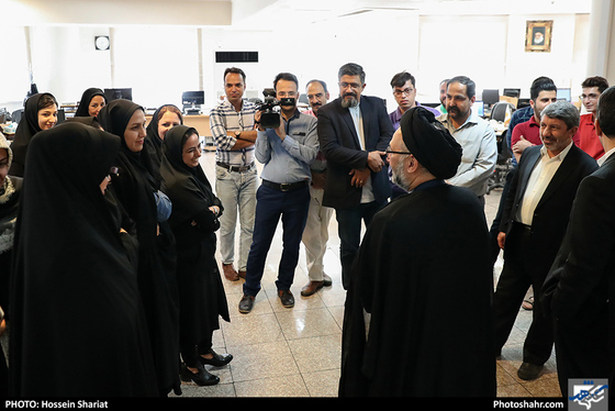 حضور حجت الاسلام محمدعلی ابطحی در روزنامه شهرآرا / عکس: حسین شریعت / شهرآرا