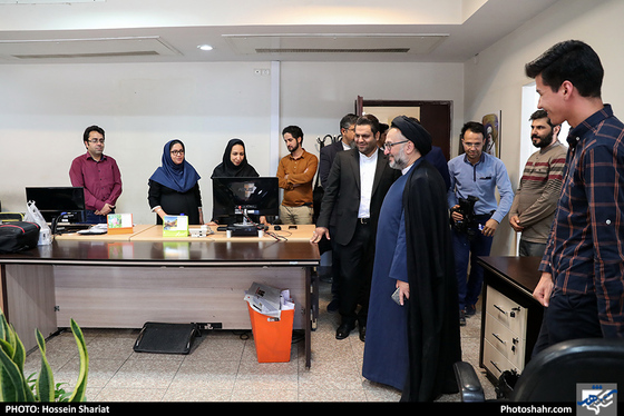 حضور حجت الاسلام محمدعلی ابطحی در روزنامه شهرآرا / عکس: حسین شریعت / شهرآرا