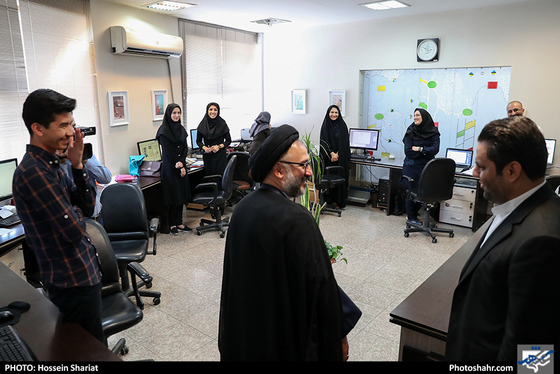 حضور حجت الاسلام محمدعلی ابطحی در روزنامه شهرآرا / عکس: حسین شریعت / شهرآرا