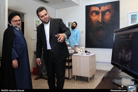 حضور حجت الاسلام محمدعلی ابطحی در روزنامه شهرآرا / عکس: حسین شریعت / شهرآرا