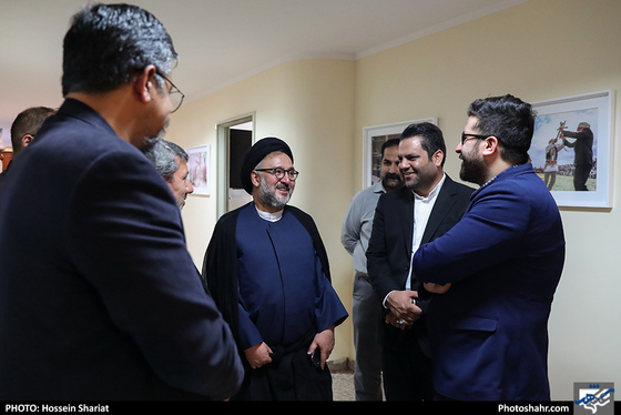 حضور حجت الاسلام محمدعلی ابطحی در روزنامه شهرآرا / عکس: حسین شریعت / شهرآرا