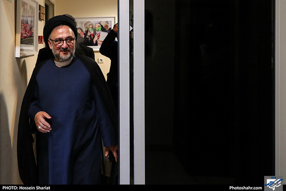 حضور حجت الاسلام محمدعلی ابطحی در روزنامه شهرآرا / عکس: حسین شریعت / شهرآرا