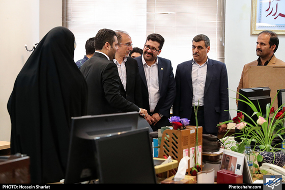 بازدید شهردار مشهد از روزنامه شهرآرا به مناسبت روز خبرنگار / عکس: حسین شریعت / شهرآرا