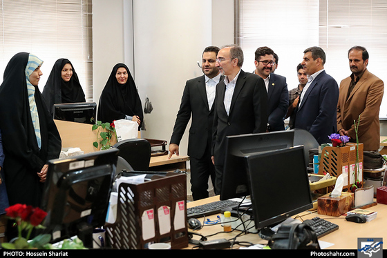 بازدید شهردار مشهد از روزنامه شهرآرا به مناسبت روز خبرنگار / عکس: حسین شریعت / شهرآرا