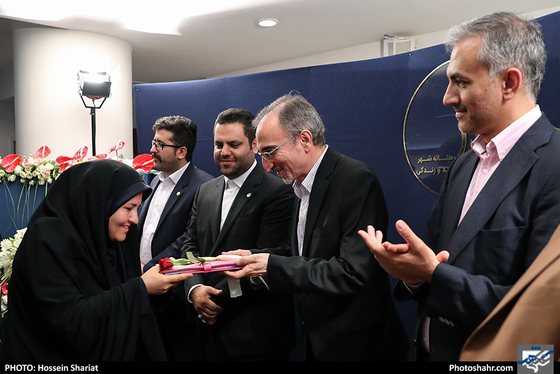 بازدید شهردار مشهد از روزنامه شهرآرا به مناسبت روز خبرنگار / عکس: حسین شریعت / شهرآرا