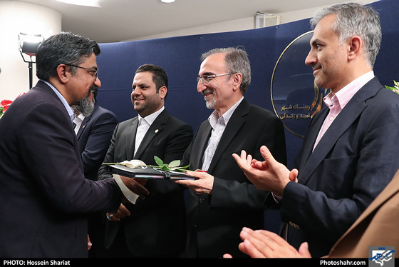 بازدید شهردار مشهد از روزنامه شهرآرا به مناسبت روز خبرنگار / عکس: حسین شریعت / شهرآرا