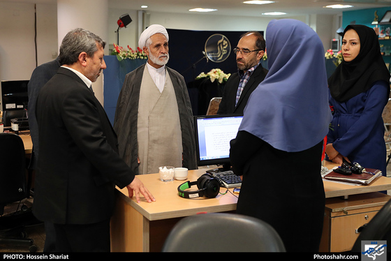 بازدید جمعی از مسئولان از روزنامه شهرآرا در روز خبرنگار / عکس: حسین شریعت / شهرآرا