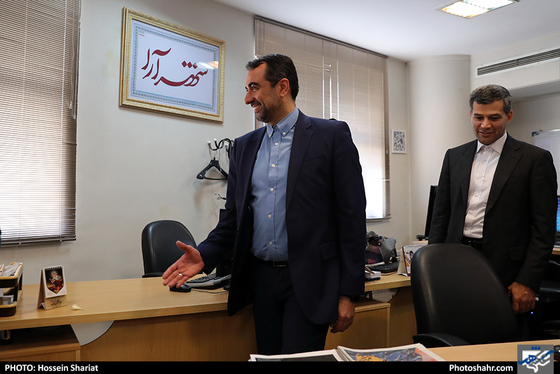بازدید جمعی از مسئولان از روزنامه شهرآرا در روز خبرنگار / عکس: حسین شریعت / شهرآرا