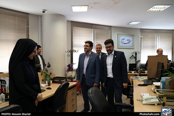 بازدید جمعی از مسئولان از روزنامه شهرآرا در روز خبرنگار - 2 / عکس: حسین شریعت / شهرآرا 