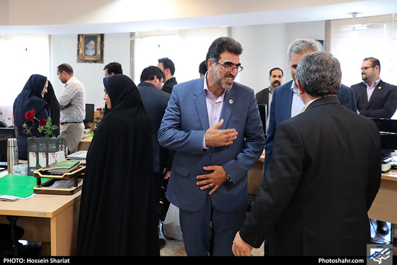 بازدید جمعی از مسئولان از روزنامه شهرآرا در روز خبرنگار - 2 / عکس: حسین شریعت / شهرآرا 