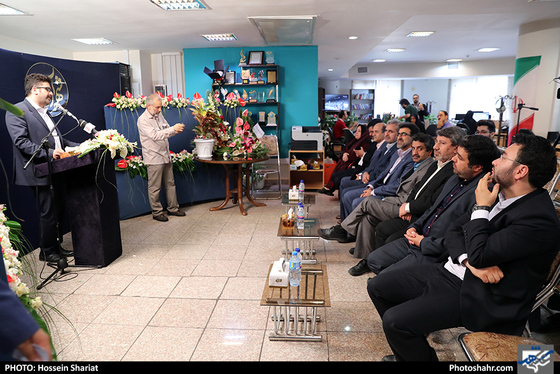 بازدید جمعی از مسئولان از روزنامه شهرآرا در روز خبرنگار - 2 / عکس: حسین شریعت / شهرآرا 