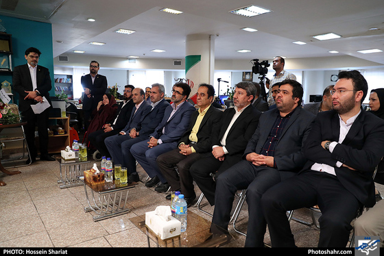 بازدید جمعی از مسئولان از روزنامه شهرآرا در روز خبرنگار - 2 / عکس: حسین شریعت / شهرآرا 