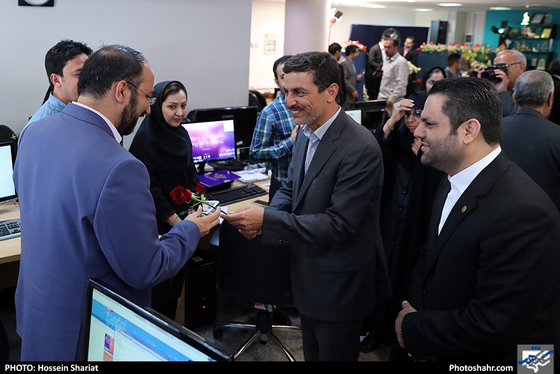 بازدید جمعی از مسئولان از روزنامه شهرآرا در روز خبرنگار - 2 / عکس: حسین شریعت / شهرآرا 