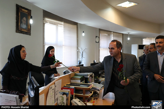 بازدید جمعی از مسئولان از روزنامه شهرآرا در روز خبرنگار - 2 / عکس: حسین شریعت / شهرآرا 