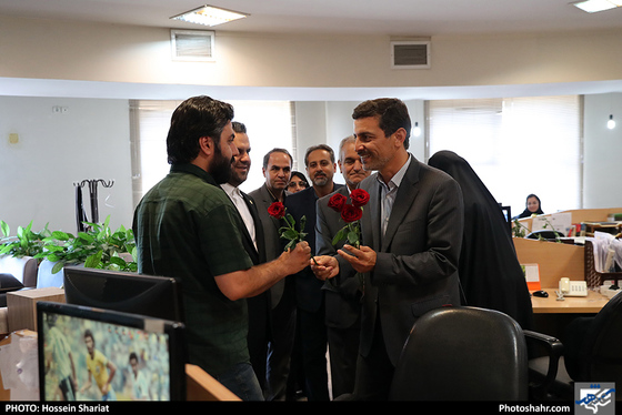 بازدید جمعی از مسئولان از روزنامه شهرآرا در روز خبرنگار - 2 / عکس: حسین شریعت / شهرآرا 