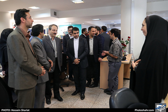 بازدید جمعی از مسئولان از روزنامه شهرآرا در روز خبرنگار - 2 / عکس: حسین شریعت / شهرآرا 