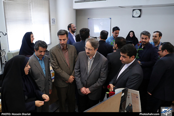 بازدید جمعی از مسئولان از روزنامه شهرآرا در روز خبرنگار - 2 / عکس: حسین شریعت / شهرآرا 