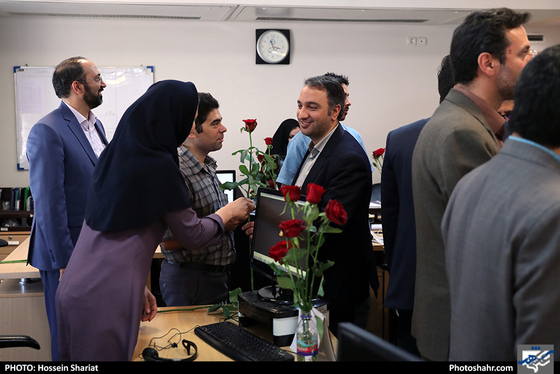 بازدید جمعی از مسئولان از روزنامه شهرآرا در روز خبرنگار - 2 / عکس: حسین شریعت / شهرآرا 