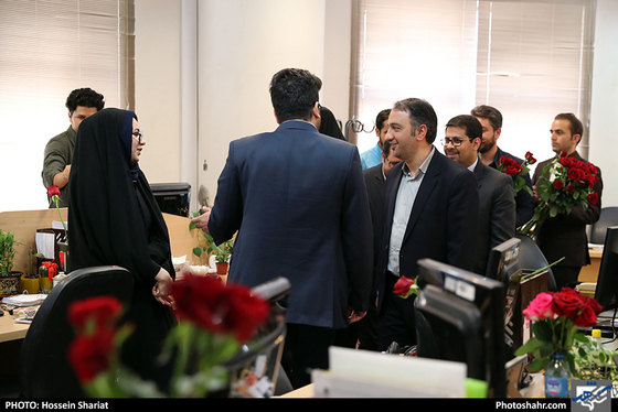 بازدید جمعی از مسئولان از روزنامه شهرآرا در روز خبرنگار - 2 / عکس: حسین شریعت / شهرآرا 