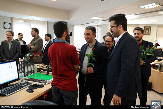بازدید جمعی از مسئولان از روزنامه شهرآرا در روز خبرنگار - 2 / عکس: حسین شریعت / شهرآرا 