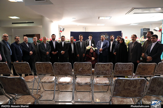 بازدید جمعی از مسئولان از روزنامه شهرآرا در روز خبرنگار - 2 / عکس: حسین شریعت / شهرآرا 