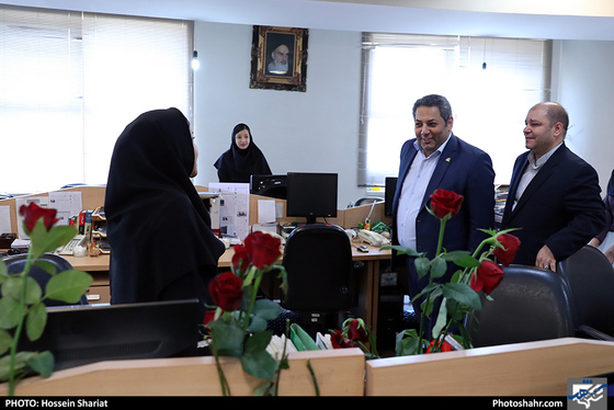 بازدید جمعی از مسئولان از روزنامه شهرآرا در روز خبرنگار - 2 / عکس: حسین شریعت / شهرآرا 