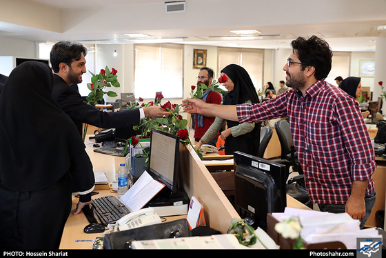 بازدید جمعی از مسئولان از روزنامه شهرآرا در روز خبرنگار - 2 / عکس: حسین شریعت / شهرآرا 