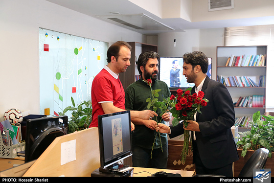 بازدید جمعی از مسئولان از روزنامه شهرآرا در روز خبرنگار - 2 / عکس: حسین شریعت / شهرآرا 