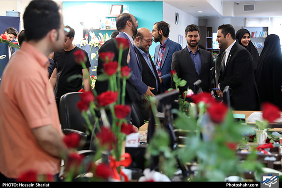 بازدید جمعی از مسئولان از روزنامه شهرآرا در روز خبرنگار - 2 / عکس: حسین شریعت / شهرآرا 