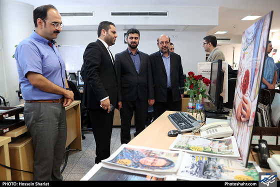 بازدید جمعی از مسئولان از روزنامه شهرآرا در روز خبرنگار - 2 / عکس: حسین شریعت / شهرآرا 
