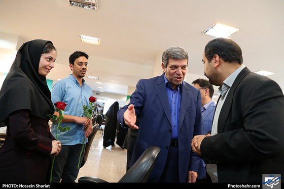 بازدید جمعی از مسئولان از روزنامه شهرآرا در روز خبرنگار - 2 / عکس: حسین شریعت / شهرآرا 